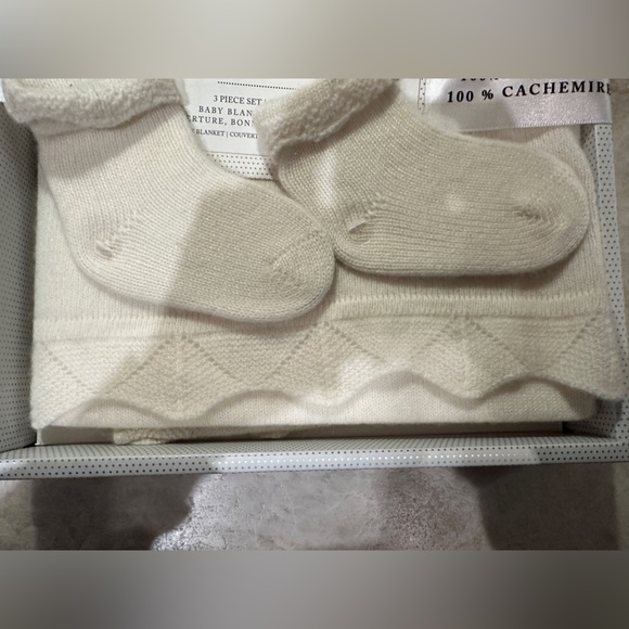 BNIB Cupcakes & Cashmere Cashmere Baby Blanket Hat Booties Set Ivory Neutral - Picture 4 of 7